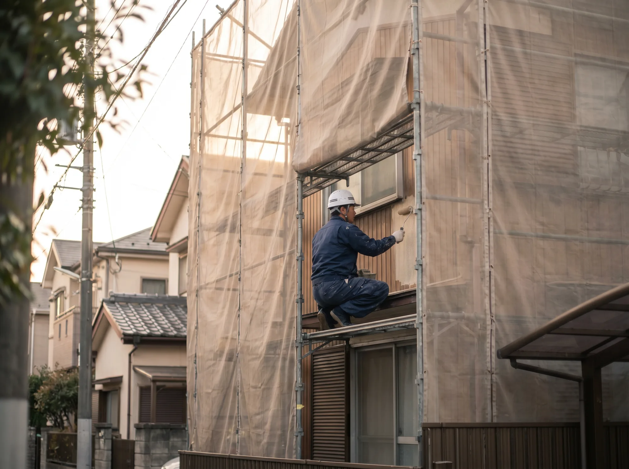 板橋区の住宅街で外装リフォームを行う大高建築の職人